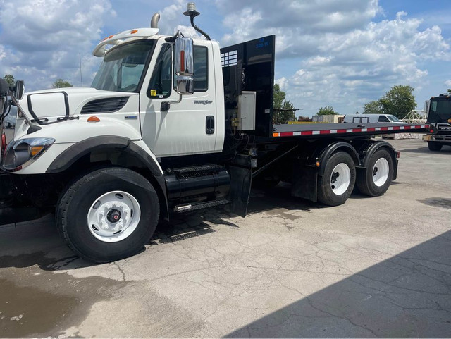 2009 INTERNATIONAL 9400 ROLL OFF recovery deck with plow in Heavy Trucks in London