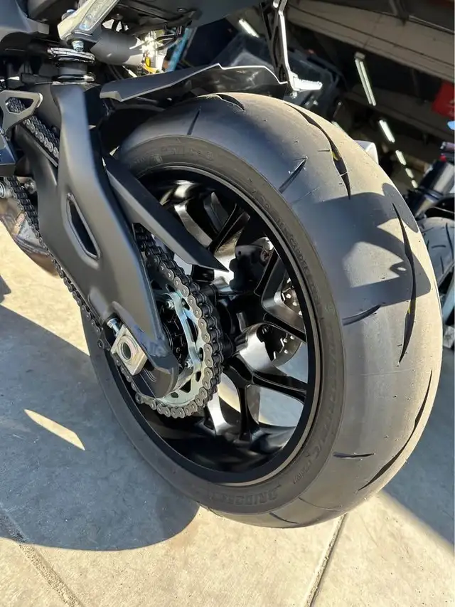 2025 YAMAHA YZF-R1 -  GLOSSY BLACK in Sport Bikes in Markham / York Region - Image 6