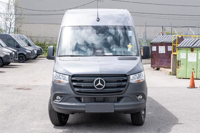 2025 Mercedes-Benz Sprinter 2500 170 Wheelbase High Roof RWD dans Autos et camions  à Laval/Rive Nord - Image 2