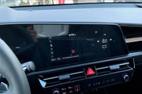 Sunroof, Wireless Phone Charger, Uvo, Push Button Start, Blind Spot Detection, Satellite Radio, Clot... (image 5)