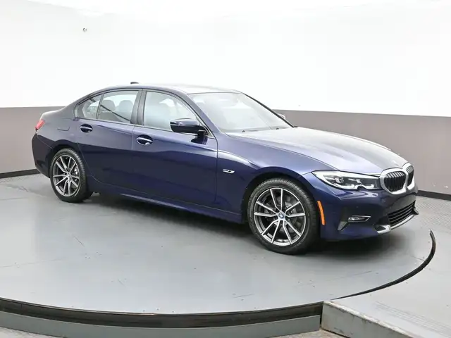 2022 BMW 3 Series 330e x-DRIVE PREMIUM ESSENTIAL PACKAGE, MOONRO dans Autos et camions dans Ville d’Halifax - Image 2