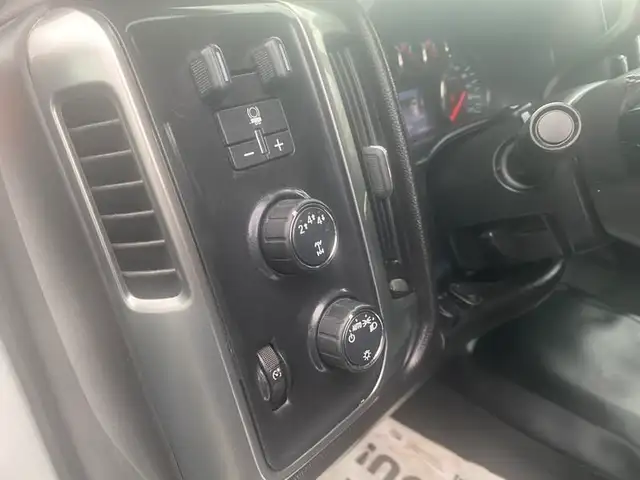 2015 chevrolet Silverado 3500HD 8 Foot Flat Deck 4WD in Heavy Trucks in Richmond - Image 13
