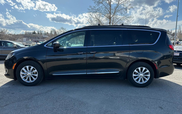 2017 Chrysler Pacifica Touring-L – No Accidents & 8 Seats. Low K in Cars & Trucks in Calgary - Image 3