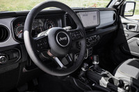 This Jeep Gladiator has a strong Regular Unleaded V-6 3.6 L/220 engine powering this Automatic trans... (image 7)