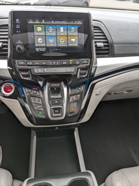LOW KMS! ODYSSEY TOURING! FULL OPTION! 8-PASSENGER SEATING! LEATHER INTERIOR, POWER SUNROOF/MOONROOF... (image 9)