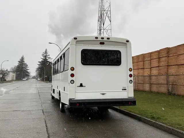 2011 ford F-550 31 Passenger Bus Powerstroke Diesel in Heavy Trucks in Richmond - Image 9