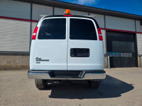 Très rare 4x4 Express Van 12 Passagers avec peu de kilométrage. SEULEMENT 55 000KM ! 3'' Lift kit de... (image 8)