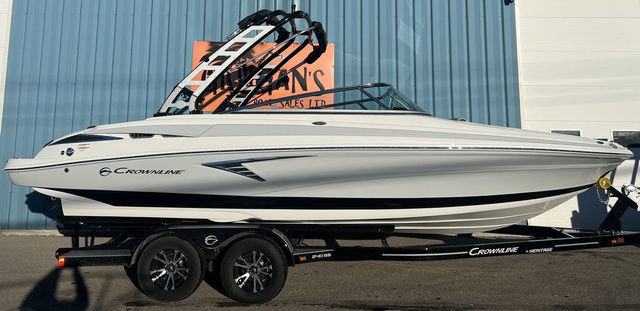 2022 Crownline 240 SS in Powerboats & Motorboats in Calgary - Image 2