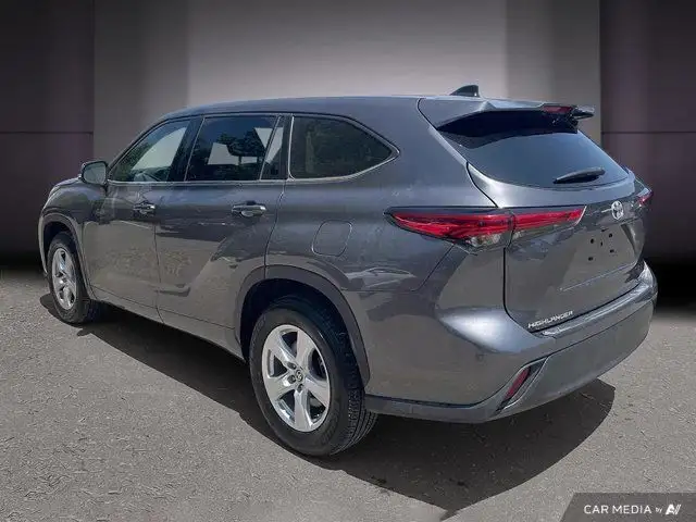 2022 Toyota Highlander LE | V6 Power | 8-Passenger Seating dans Autos et camions dans Cambridge - Image 5