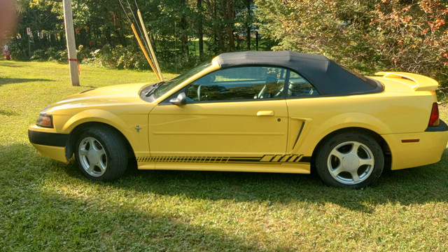 2003 Ford Mustang cabriolet  De base V-6 144 kms in Cars & Trucks in Québec City