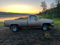 1985 Chevrolet C10 1/2 Ton 2WD Square Body Pickup Truck Fully loaded Excellent paint, clean inside a... (image 5)