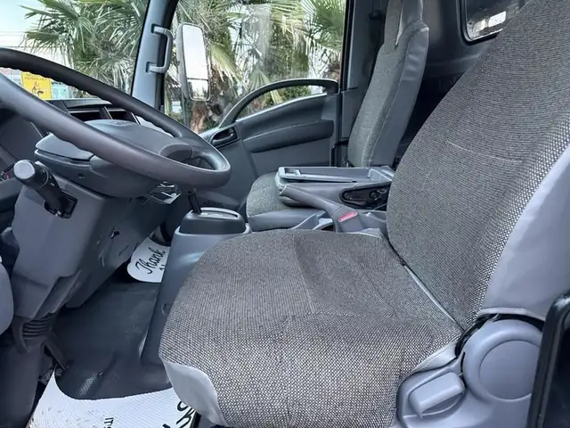 2018 isuzu NPR 16 Foot Flat Deck in Heavy Trucks in Richmond - Image 15