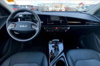 Sunroof, Wireless Phone Charger, Uvo, Push Button Start, Blind Spot Detection, Satellite Radio, Clot... (image 4)
