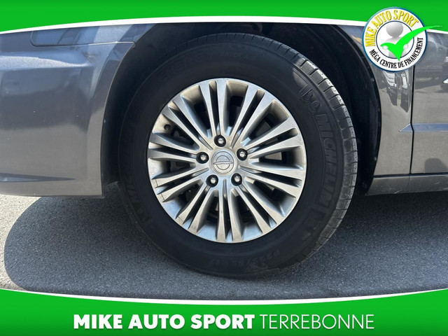 Chrysler Town & Country Familiale 4 portes Tourisme avec cuir 20 in Cars & Trucks in Laval / North Shore - Image 4