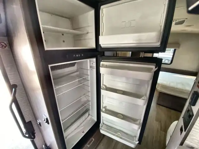 2020 Winnebago Adventurer 30T in RVs & Motorhomes in Abbotsford - Image 13