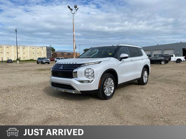 2022 Mitsubishi Outlander SE AWD Sunroof Nav Capable in Cars & Trucks in St. Albert