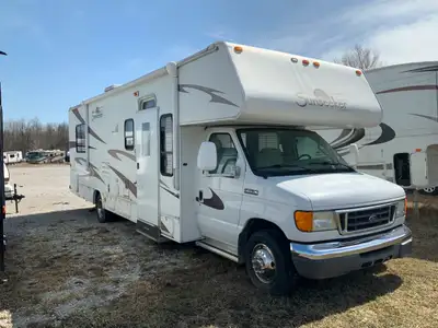 Discover the freedom of the open road with the 2007 Forest River Sunseeker 3100. This Class C motorh...