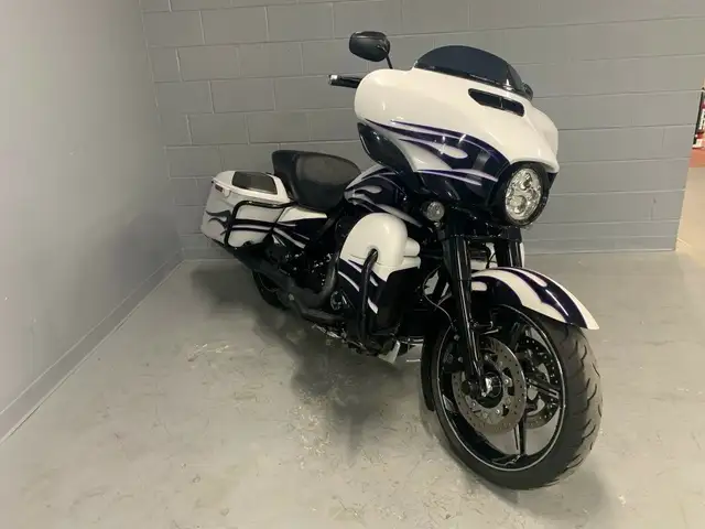 2016 Harley-Davidson CVO Street Glide in Street, Cruisers & Choppers in Oshawa / Durham Region - Image 6