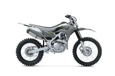 KAWASAKI KLX230R 2025 Le plaisir grandeur nature de la moto tout-terrain KLX230R signifie qu'il est...
