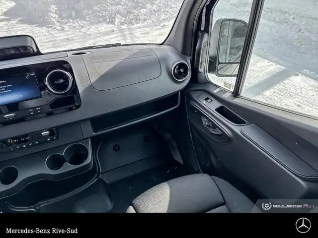 2025 Mercedes-Benz Sprinter 2500 144 Wheelbase High Roof AWD in Cars & Trucks in Longueuil / South Shore - Image 11