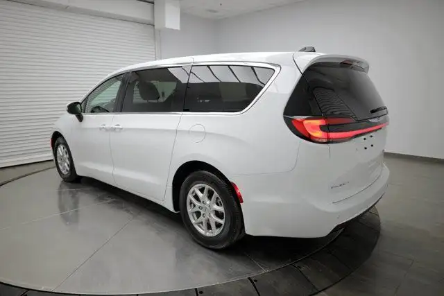 2023 Chrysler Pacifica Touring L62863210167683123