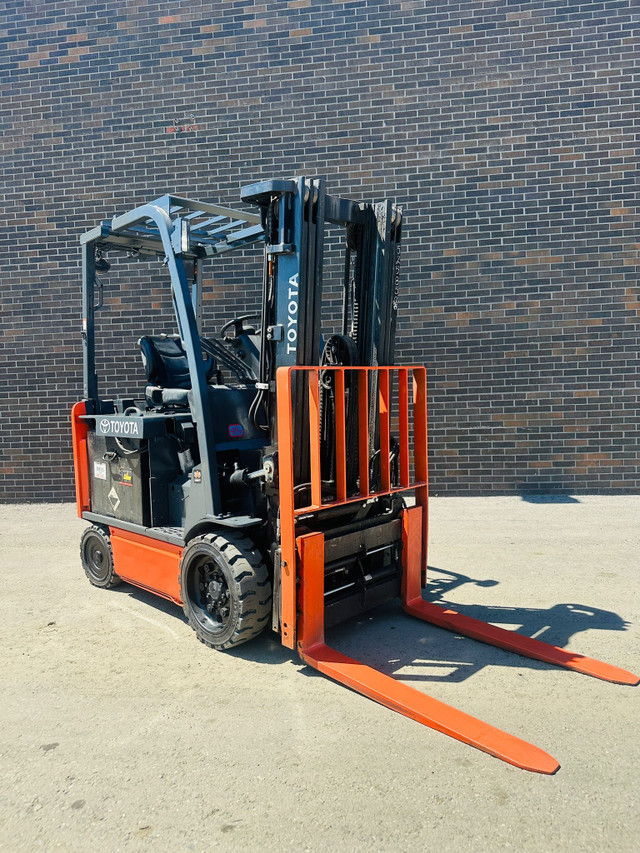 2019 TOYOTA 5000 LBS ELECTRIC FORKLIFT 3 STAGE fork-positioner in Heavy Equipment in Mississauga / Peel Region