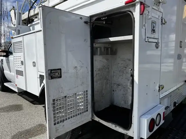2008 ford F-550 Service Truck With Bucket 2WD Diesel in Heavy Trucks in Richmond - Image 27