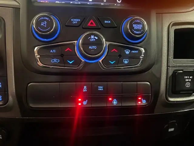 2020 Ram 1500 Classic Classic/ 4x4/ Crew/ Low K/ Lift/ Rubber/ A in Cars & Trucks in Winnipeg - Image 17