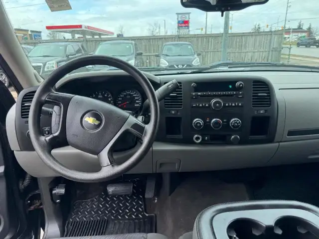 2012 Chevrolet Silverado 1500 LS CHEYENNE EDITION, V8, EXT CAB,  in Cars & Trucks in London - Image 10
