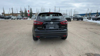 This Nissan Qashqai is equipped with: Cloth Seats, Power Moonroof, Remote Start, Heated Front Seats,... (image 7)