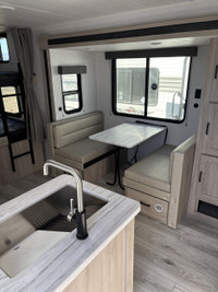 Della Terra DET241BH This under 30ft family travel trailer is sure to impress! Not only do the adult... (image 2)