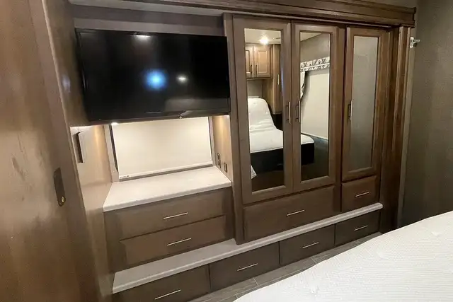 2022 Thor Miramar 35.2 – Pre-Owned Class A Motorhome.  in RVs & Motorhomes in Red Deer - Image 40