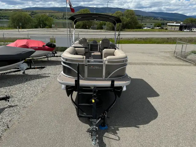 2024 Sun Tracker Party Barge 22 XP3 Tritoon, Mercury 150 L 4s-po in Powerboats & Motorboats in Calgary - Image 7