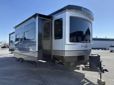 Superbe roulotte de parc 2025 CrossRoads Redwood Regency 3721FDB. Full paint, 3 extensions, îlot cen...