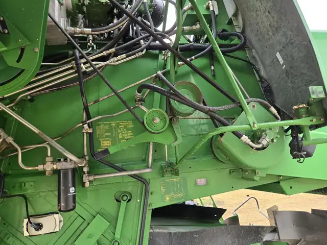2000 John Deere Combine 9650 in Farming Equipment in Kamloops - Image 25