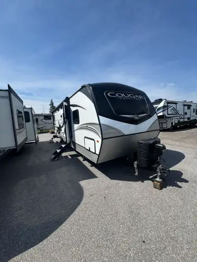 Adventure-Ready 2022 Keystone Cougar 29BHS – Your Next Home on Wheels! Looking for the perfect trave...