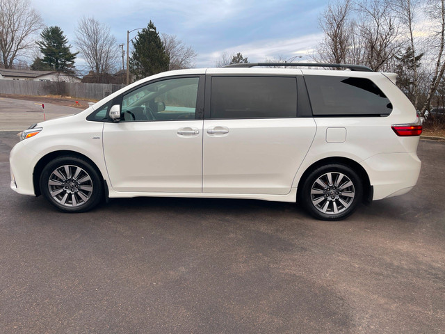 2020 Toyota Sienna XLE 7-Passenger Dual Sunroof! DVD! Brown L... in Cars & Trucks in Moncton - Image 4