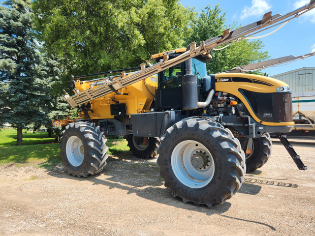 2015 RoGator RG1300B Fertilizer Applicator in Farming Equipment in Grand Bend - Image 2