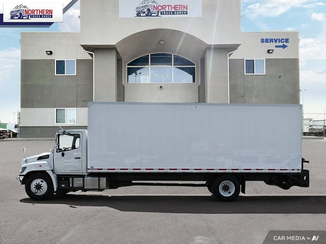 2017 Hino 338 BOX TRUCK CUBE VAN / BOX TRUCK POWER LIFT GATE in Cars & Trucks in Edmonton - Image 3