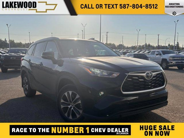 2021 Toyota Highlander XLE AWD 3.5L 8 Passenger in Cars & Trucks in Edmonton