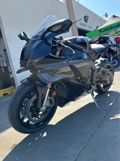 APPLY NOW: https://www.ridecollective.ca/get-pre-approved 2025 Yamaha R1 is a high-performance sport...