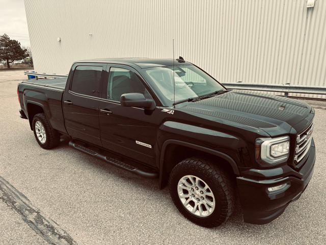 2018 GMC Sierra 1500 SLE CREW CAP  Z71  ELEVATION TRIPLE BLACK 6 in Cars & Trucks in Mississauga / Peel Region - Image 4