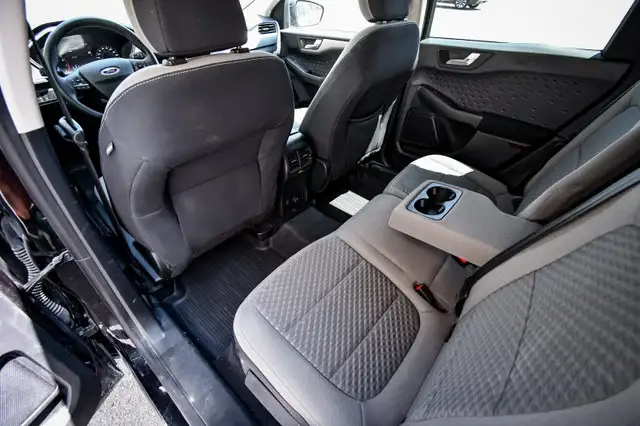 2020 Ford Escape SE • HEATED SEATS • CP/AA • NAV • PARK ASSIST in Cars & Trucks in Kingston - Image 33
