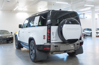 Land Rover Defender 110 P400 X-Dynamic SE 2024: - Extérieur blanc FUJI sur intérieur en cuir noir EB... (image 8)