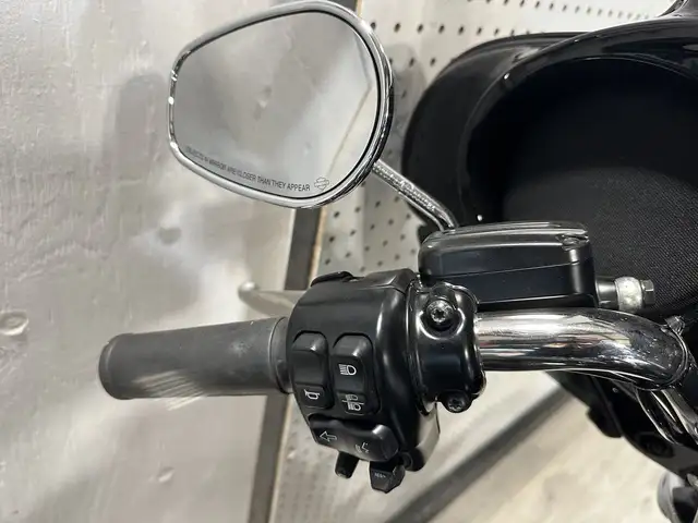 2017 HARLEY DAVIDSON ÉLECTRA GLIDE ULTRA LIMITED in Street, Cruisers & Choppers in London - Image 9