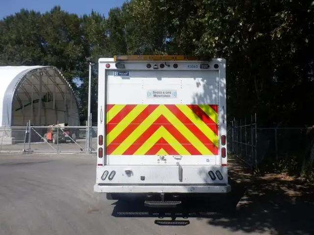 2012 ford F-550 Cube Van Crew Cab Dually 4WD in Heavy Trucks in Richmond - Image 5