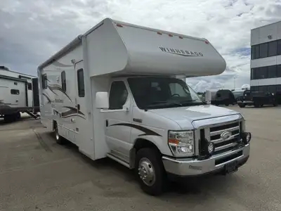 This used 2015 Winnebago Minnie Winnie 27Q is a Class C motorhome built on a Ford E‑450 chassis with...
