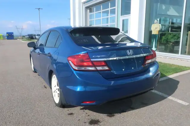 Honda Civic Sedan Man DX 1.8L + Lecteur CD 2015 in Cars & Trucks in Lévis - Image 6