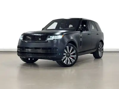 Le Land Rover New Range Rover P530 SV SWB 2023 est un VUS de luxe à empattement court équipé d'un mo...
