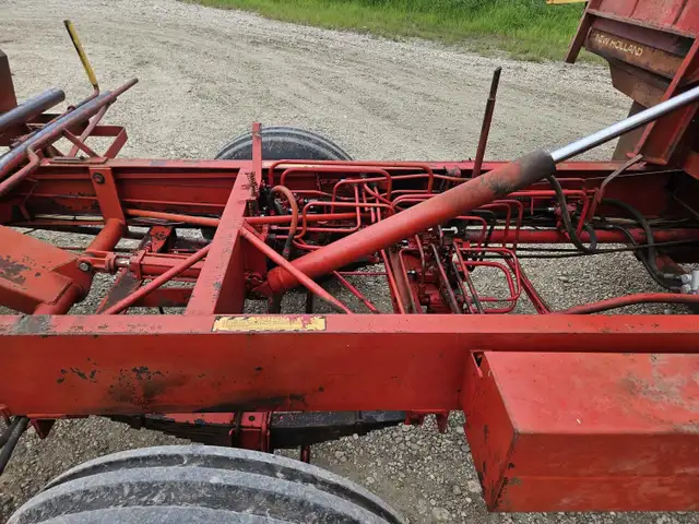 New Holland Square Bale Stackliner 1047 in Farming Equipment in Grande Prairie - Image 16
